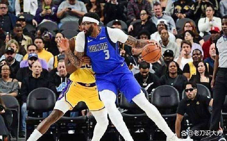 集结日NBA季后赛焦点战；洛杉矶湖人战术微调；更衣室稳定；临场指挥获称赞的简单介绍