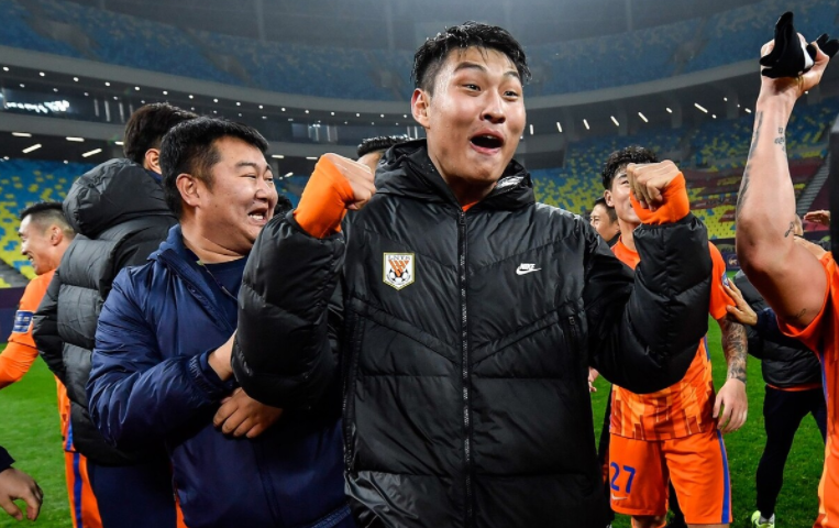 包含德国杯赛程吃紧，费耶诺德赛后刷新队史纪录，球迷炸锅，资深球员宣示担当的词条